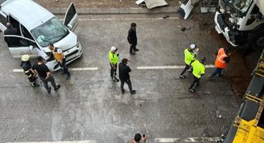 Tünel girişinde kaza yapan tır makasladı, trafik felç oldu