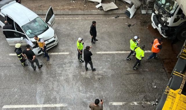 Tünel girişinde kaza yapan tır makasladı, trafik felç oldu