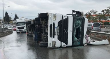 Virajda kontrolden çıkan tır devrildi, sürücü yaralandı