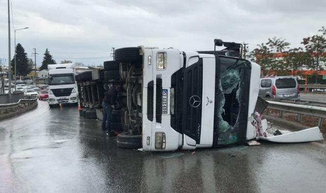Virajda kontrolden çıkan tır devrildi, sürücü yaralandı