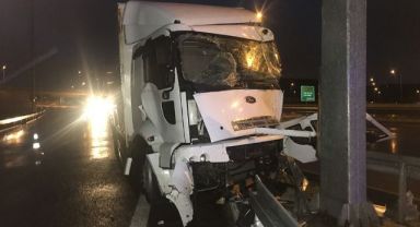 Yol ayrımı tabelasına çarpan tırın sürücüsü yaralandı