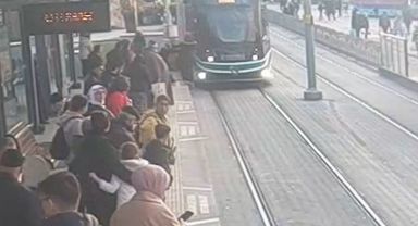 Yolcu tramvayın altında kalmaktan son anda kurtuldu