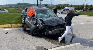 3 araç birbirine girdi , 3 kişi yola savruldu