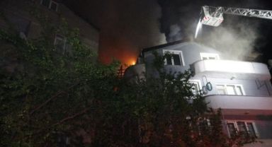 4 katlı apartmanın çatısını alevler sardı