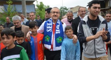 60 eşofman, 60 forma, 8 futbol topunu vali kendi elleriyle dağıttı