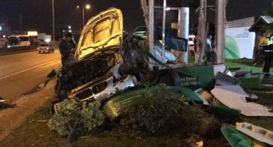 Akaryakıt istasyonunun fiyat tabelasına çarpan sürücü yaralandı