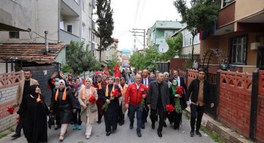Başkan Bıyık, sokak sokak karanfil dağıttı