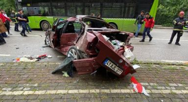 Belediye otobüsü ile çarpışan otomobil paramparça oldu