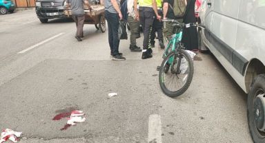 Bisikletlinin çarptığı yaya yaralandı