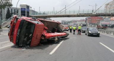 D-100'de arıza yapan otomobile vinç çarptı