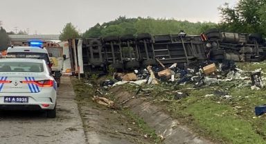 D-100'de tır devrildi, sebze kasaları yola saçıldı: 1 yaralı