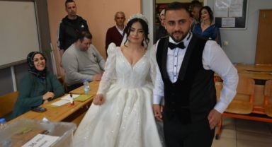 Düğün gününde gelin ve damat 15 dakika da kalsa oy vermeye yetişti