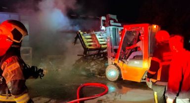 Duş kabini üreten fabrikada atık malzeme yangını