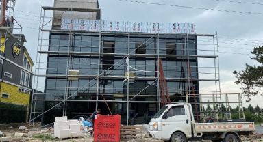 Elektrik akımına kapılan işçi, 3'üncü kattan düşerek ağır yaralandı