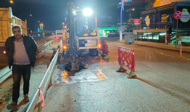 Gebze'de D-100 yan yolda asfalt çöktü