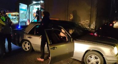 Gebze'de otomobil park halindeki tırın altına girdi