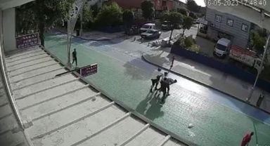 Gençlerin sokak ortasında kavgası kamerada