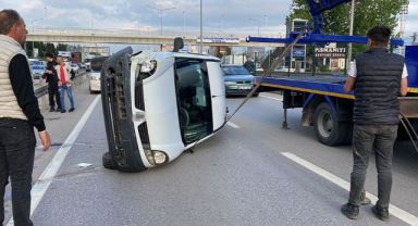 Hafif ticari araç taksiye çarpıp takla attı: 3 yaralı