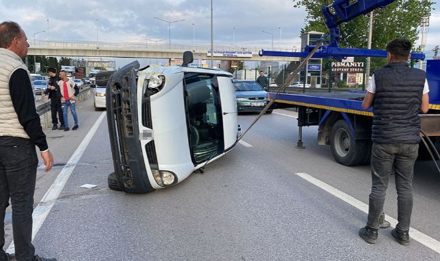 Hafif ticari araç taksiye çarpıp takla attı: 3 yaralı
