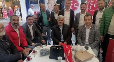 Hülagü’den MHP standına ziyaret