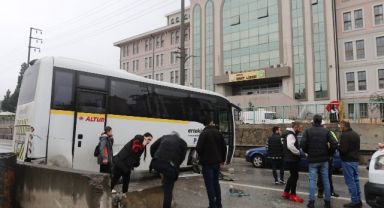 İşçileri taşıyan midibüs kaza yaptı: 6 yaralı