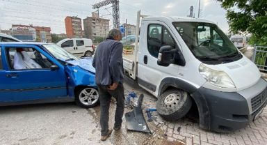 Kamyonet ile çarpışan otomobilde 3 kişi yaralandı
