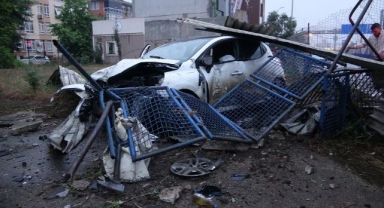 Kayganlaşan yolda kontrolden çıkan otomobil bariyere çarptı