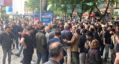 Kentin göbeğinde kalabalık gruplar birbirine girdi