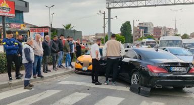 Kırmızı ışıkta geçti: 3 araç birbirine girdi