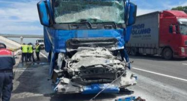 KMO'da feci kaza: Kargo tırının şoförü hayatını kaybetti