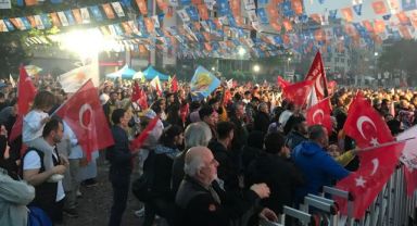 Kocaeli’de AK Parti il binası önünde kutlamalar başladı