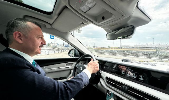 Kocaeli'yi yeni makam aracı Togg'la gezdi