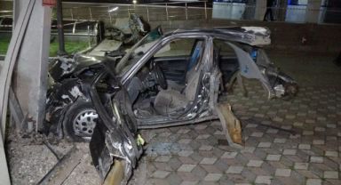Makas atarken kontrolden çıktı, ağaca çarpıp ikiye bölündü