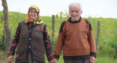 Mevsimlik aşklara inat yarım asrı aşkındır birlikteler
