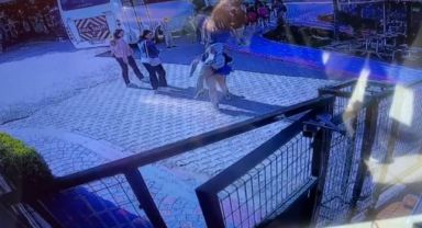 Okula gidecekleri servisin altında kaldılar