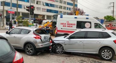 Otomobil kırmızı ışıkta bekleyen araca çarptı: 1 yaralı