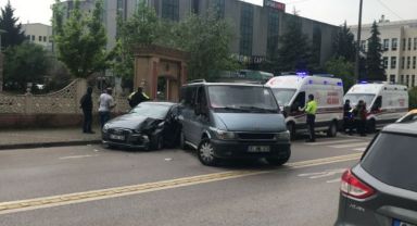 Otomobil park halindeki minibüse çarptı: 3 yaralı