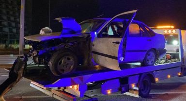 Otomobil yol kenarındaki bariyerlere çarptı: 1 yaralı