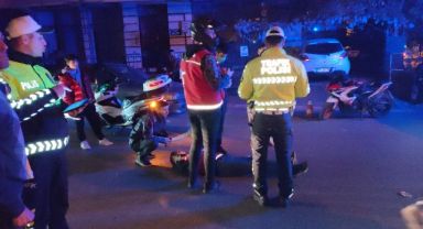 Otomobille çarpışan motosikletli kurye yaralandı
