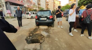 Rögar kapağına takılan otomobilin hava yastıkları patladı: 2 kişi yaralandı