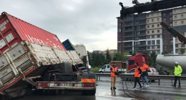 TEM'de tır makaslayınca trafik durdu, araçlar kontak kapattı