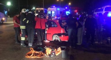 Tıra çarpan otomobilde sıkışan 4 yaralıyı itfaiye kurtardı