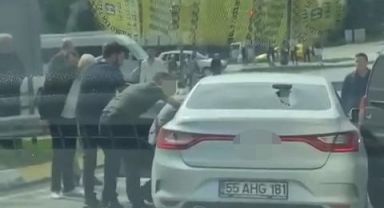 Trafikte kavga çıktı, araçtan sopa ile inip dehşet saçtılar