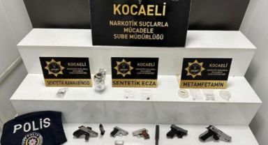 Uyuşturucu tacirinin evinde polis yeleği ve kelepçe bulundu