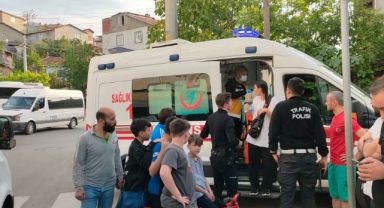 Yolun karşısına geçen çocuğa servis aracı çarpıp kaçtı