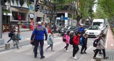 Zabıtadan okul önlerinde trafik haftası etkinliği