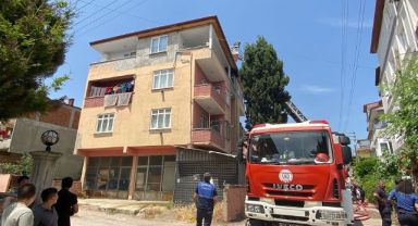 4 katlı binanın çatısında yangın çıktı