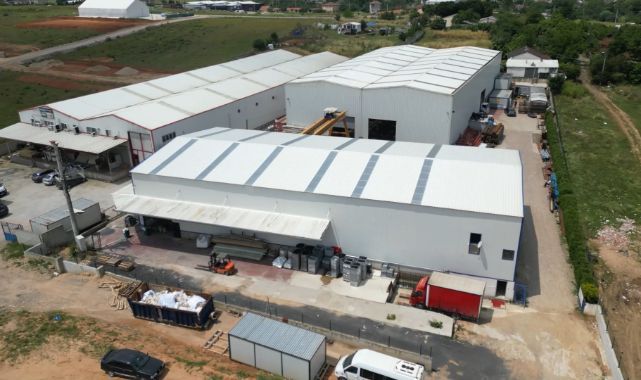 Alev alev yanan fabrika kesimhanede yeniden küllerinden doğdu