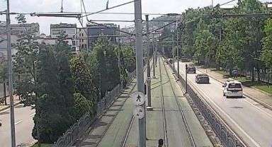 Aracıyla tramway yoluna böyle uçtu