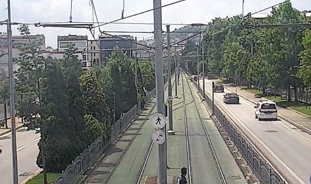 Aracıyla tramway yoluna böyle uçtu